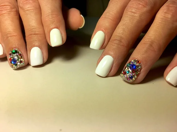 Manicure Bianca Alla Moda Con Strass Colorati Uno Sfondo Strutturato — Foto Stock