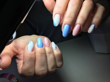 mavi ve pembe bir oval şeklinde nazik manikür