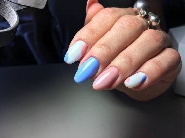 mavi ve pembe bir oval şeklinde nazik manikür