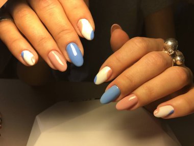 mavi ve pembe bir oval şeklinde nazik manikür
