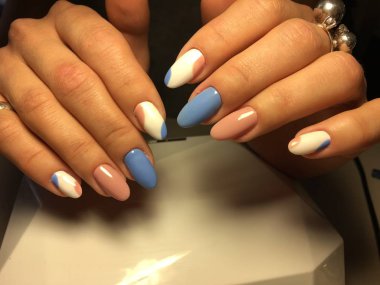 mavi ve pembe bir oval şeklinde nazik manikür