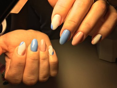 mavi ve pembe bir oval şeklinde nazik manikür