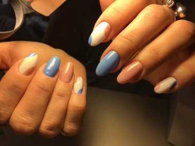 mavi ve pembe bir oval şeklinde nazik manikür