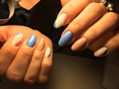 mavi ve pembe bir oval şeklinde nazik manikür