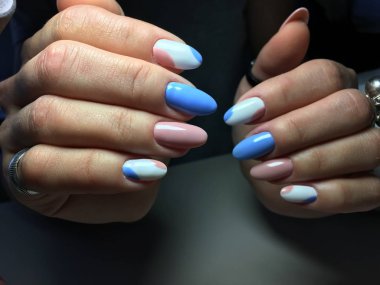 mavi ve pembe bir oval şeklinde nazik manikür