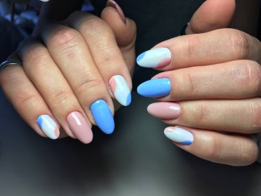 mavi ve pembe bir oval şeklinde nazik manikür