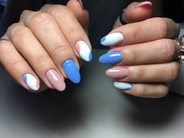 mavi ve pembe bir oval şeklinde nazik manikür