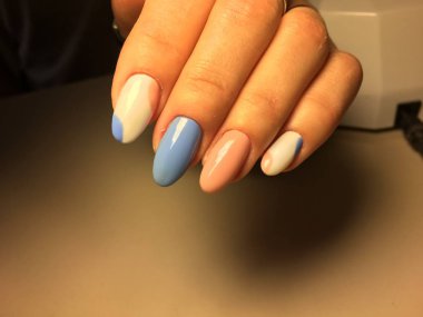 mavi ve pembe bir oval şeklinde nazik manikür