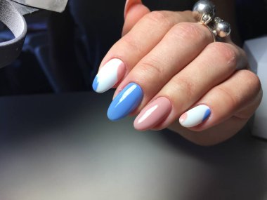 mavi ve pembe bir oval şeklinde nazik manikür