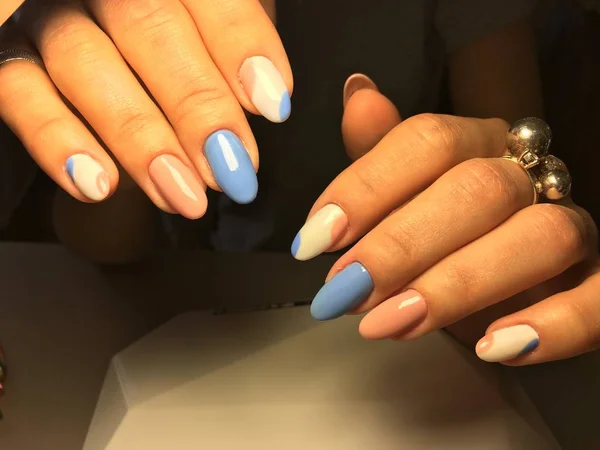 Manicure gentile in azzurro e rosa nella forma di un ovale — Foto Stock