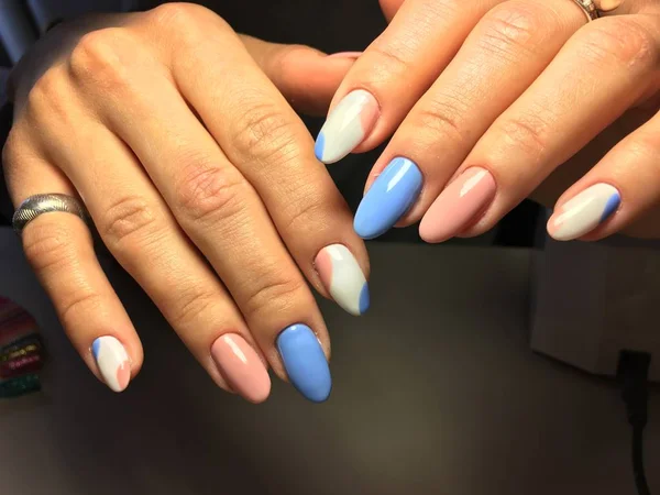 Zachte manicure in blauw en roze in de vorm van een ovaal — Stockfoto