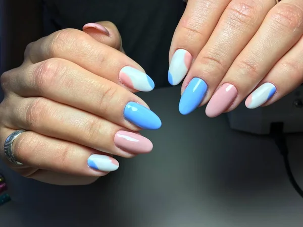 Sanfte Maniküre in blau und rosa in Form eines Oval — Stockfoto