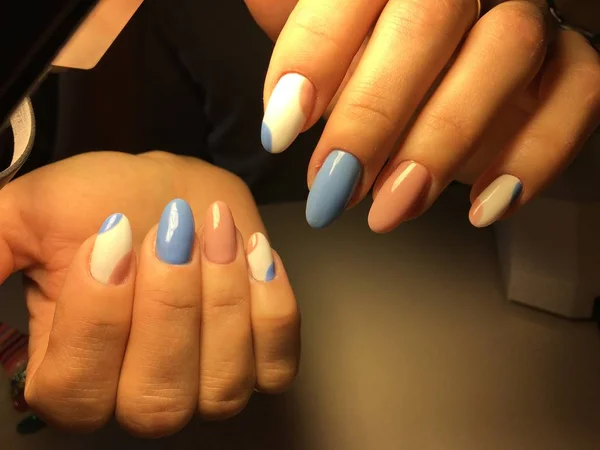 Manicure gentile in azzurro e rosa nella forma di un ovale — Foto Stock