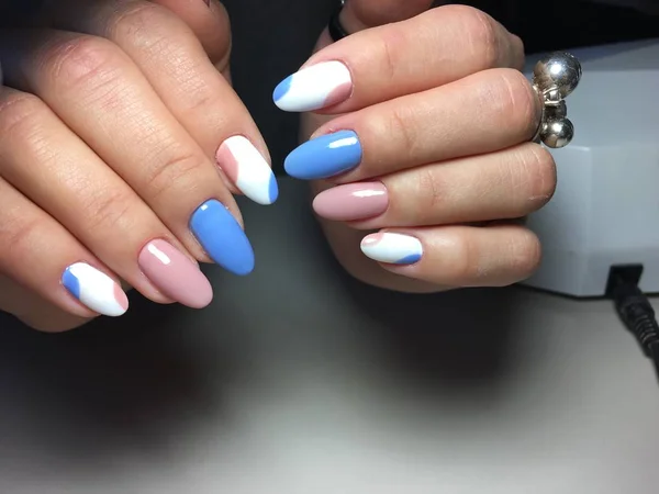 Delikatny manicure w niebieski i różowy w formie owal — Zdjęcie stockowe