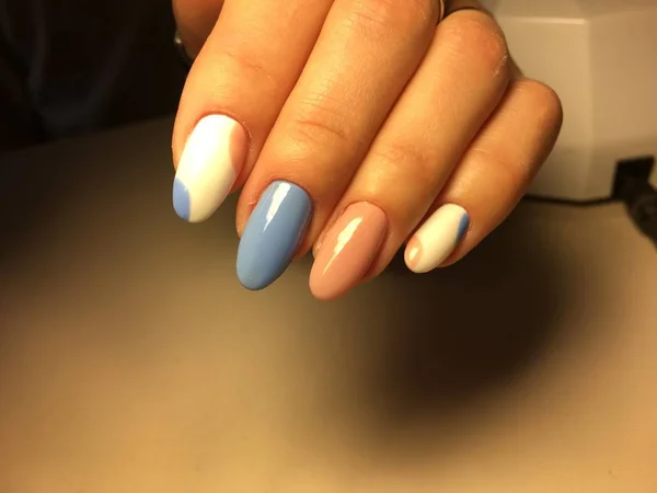 Zachte manicure in blauw en roze in de vorm van een ovaal — Stockfoto