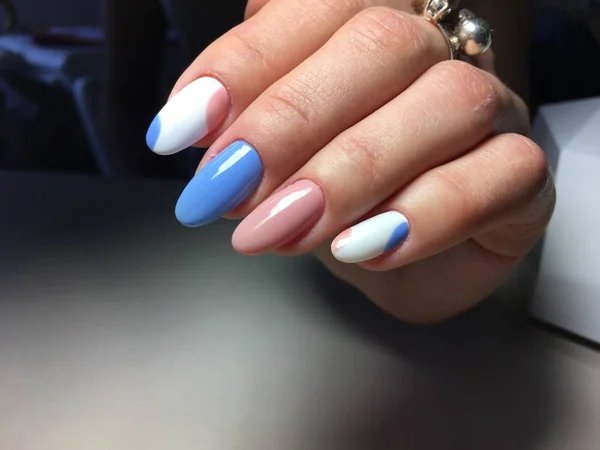 Zachte manicure in blauw en roze in de vorm van een ovaal — Stockfoto
