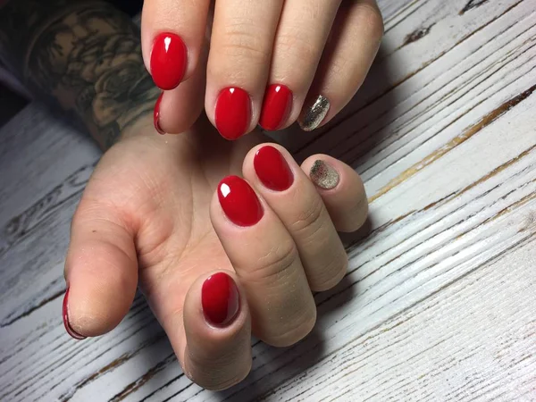 Modny manicure czerwony złoty design na teksturowanej tło — Zdjęcie stockowe
