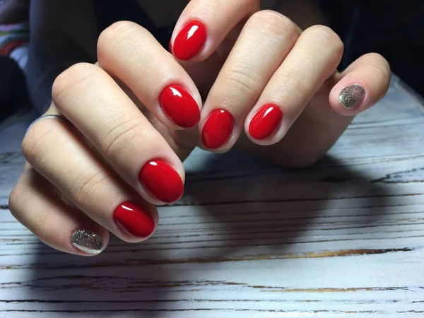 Trendy rode manicure met gouden ontwerp op een gestructureerde achtergrond — Stockfoto