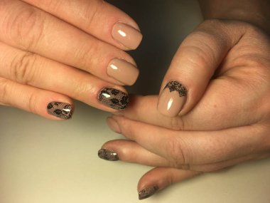 siyah dantel tasarımı ile moda bej manikür