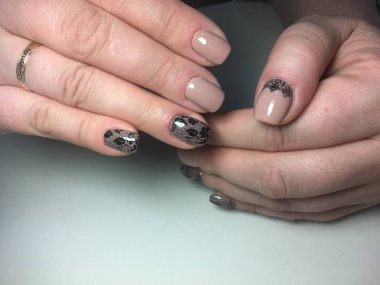 siyah dantel tasarımı ile moda bej manikür