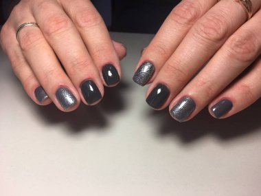 parlak gümüş tasarımı ile şık gri manikür