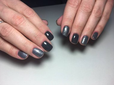 parlak gümüş tasarımı ile şık gri manikür