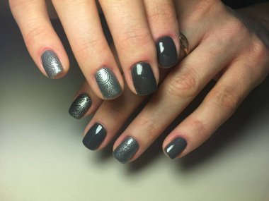 parlak gümüş tasarımı ile şık gri manikür