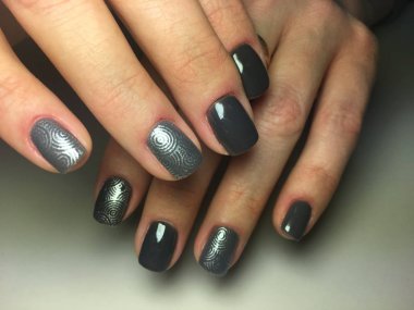 parlak gümüş tasarımı ile şık gri manikür