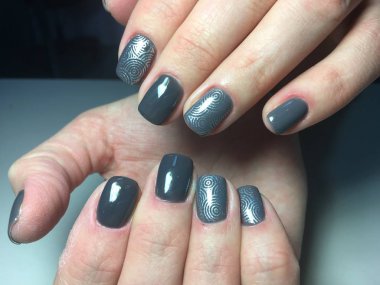 parlak gümüş tasarımı ile şık gri manikür