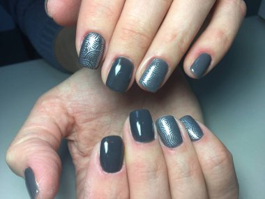 parlak gümüş tasarımı ile şık gri manikür