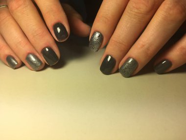 parlak gümüş tasarımı ile şık gri manikür