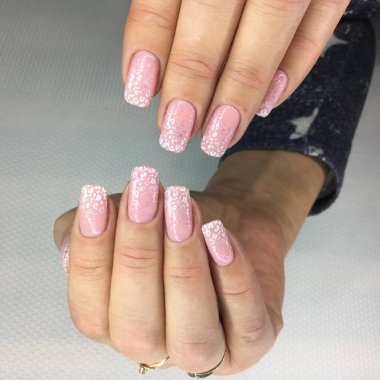 uzun tırnaklar üzerinde parlak beyaz tasarımı ile moda bej manikür