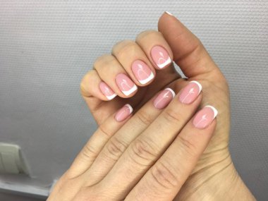 trendy Fransız manikür parlak beyaz tasarımı ile