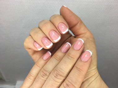 trendy Fransız manikür parlak beyaz tasarımı ile