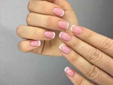 trendy Fransız manikür parlak beyaz tasarımı ile