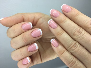 trendy Fransız manikür parlak beyaz tasarımı ile