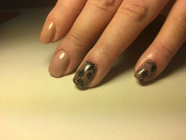 Manicure Beige Alla Moda Con Design Pizzo Nero — Foto Stock