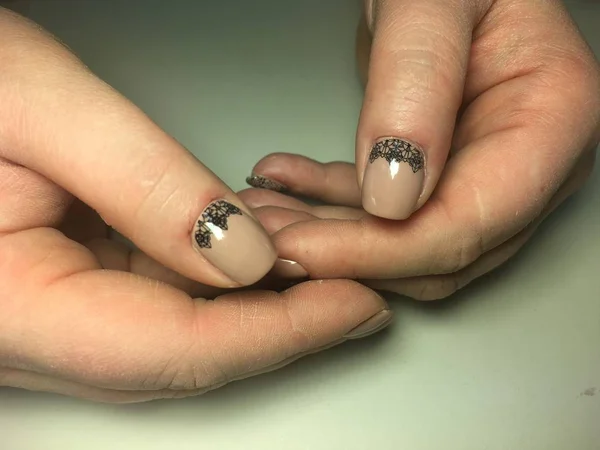 Modieuze Beige Manicure Met Zwarte Kant Ontwerp — Stockfoto