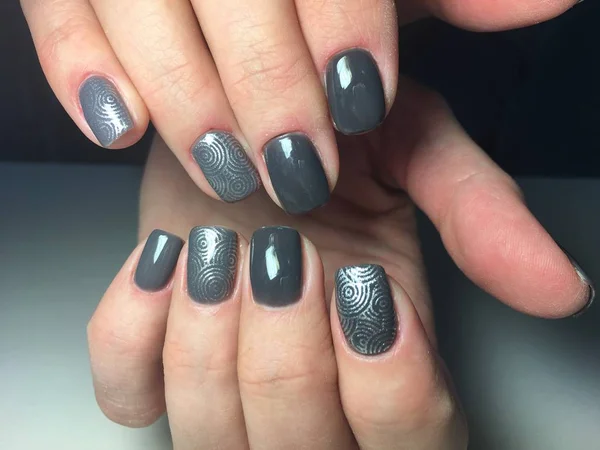 Manicure Grigia Alla Moda Con Design Argento Brillante — Foto Stock