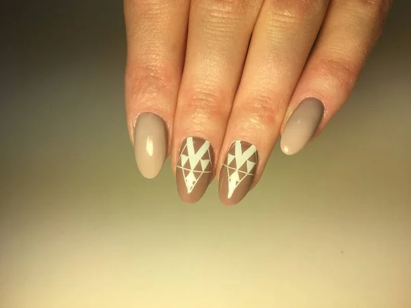 Manicura Beige Moda Con Diseño Blanco Brillante Uñas Largas — Foto de Stock