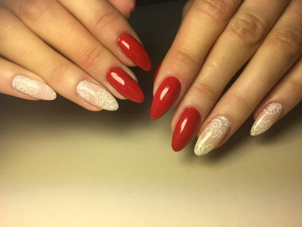 長い爪に明るい白のデザインとファッションの赤いマニキュア — ストック写真