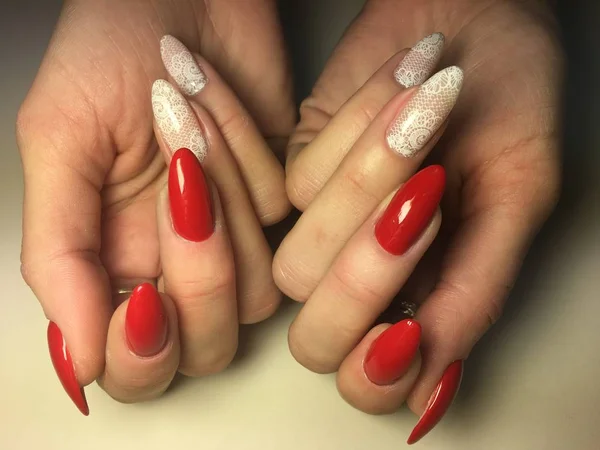 Mode Rote Maniküre Mit Leuchtend Weißem Design Auf Langen Nägeln — Stockfoto