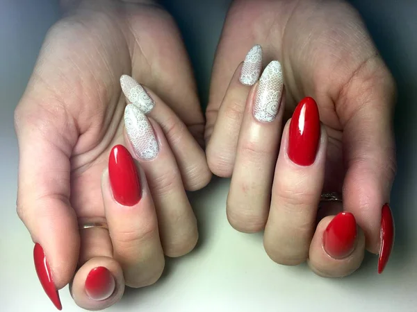 Mode Rode Manicure Met Helder Witte Design Lange Nagels — Stockfoto