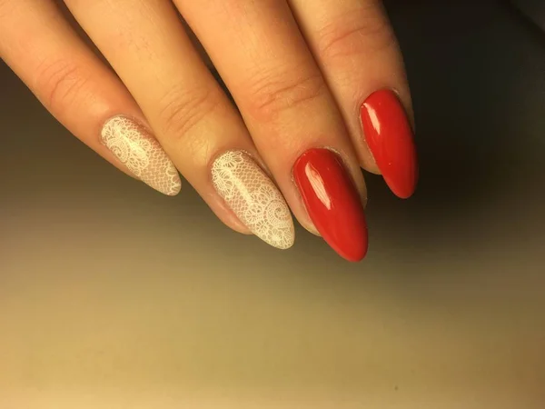 Manicura Roja Moda Con Diseño Blanco Brillante Uñas Largas — Foto de Stock