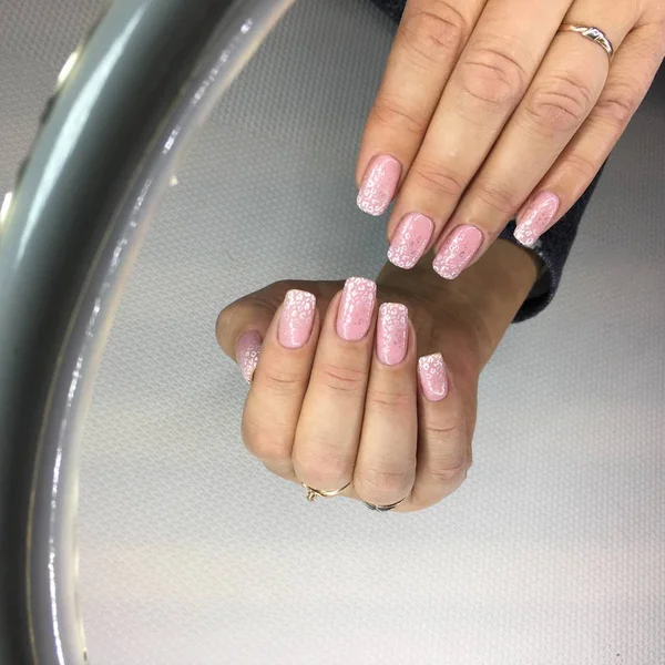 Manicure Bege Moda Com Desenho Branco Brilhante Pregos Longos — Fotografia de Stock