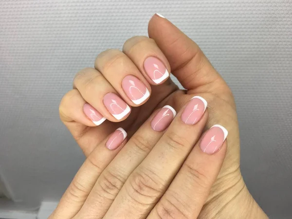 trendy Fransız manikür parlak beyaz tasarımı ile