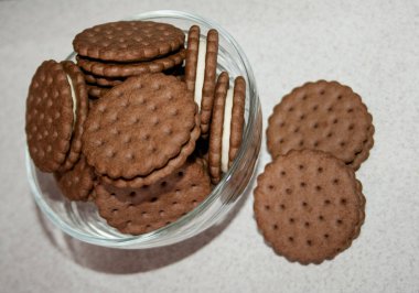 doldurma bir doku arka plan üzerinde beyaz çikolata kurabiye