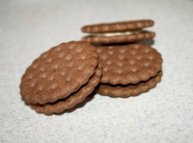 doldurma bir doku arka plan üzerinde beyaz çikolata kurabiye