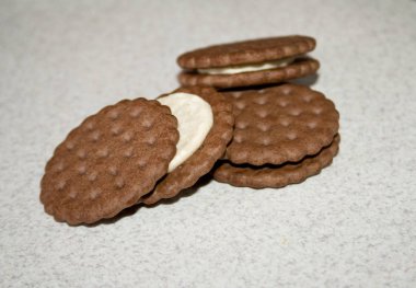 doldurma bir doku arka plan üzerinde beyaz çikolata kurabiye