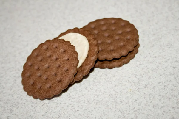 Biscoitos Chocolate Com Enchimento Branco Fundo Textura — Fotografia de Stock